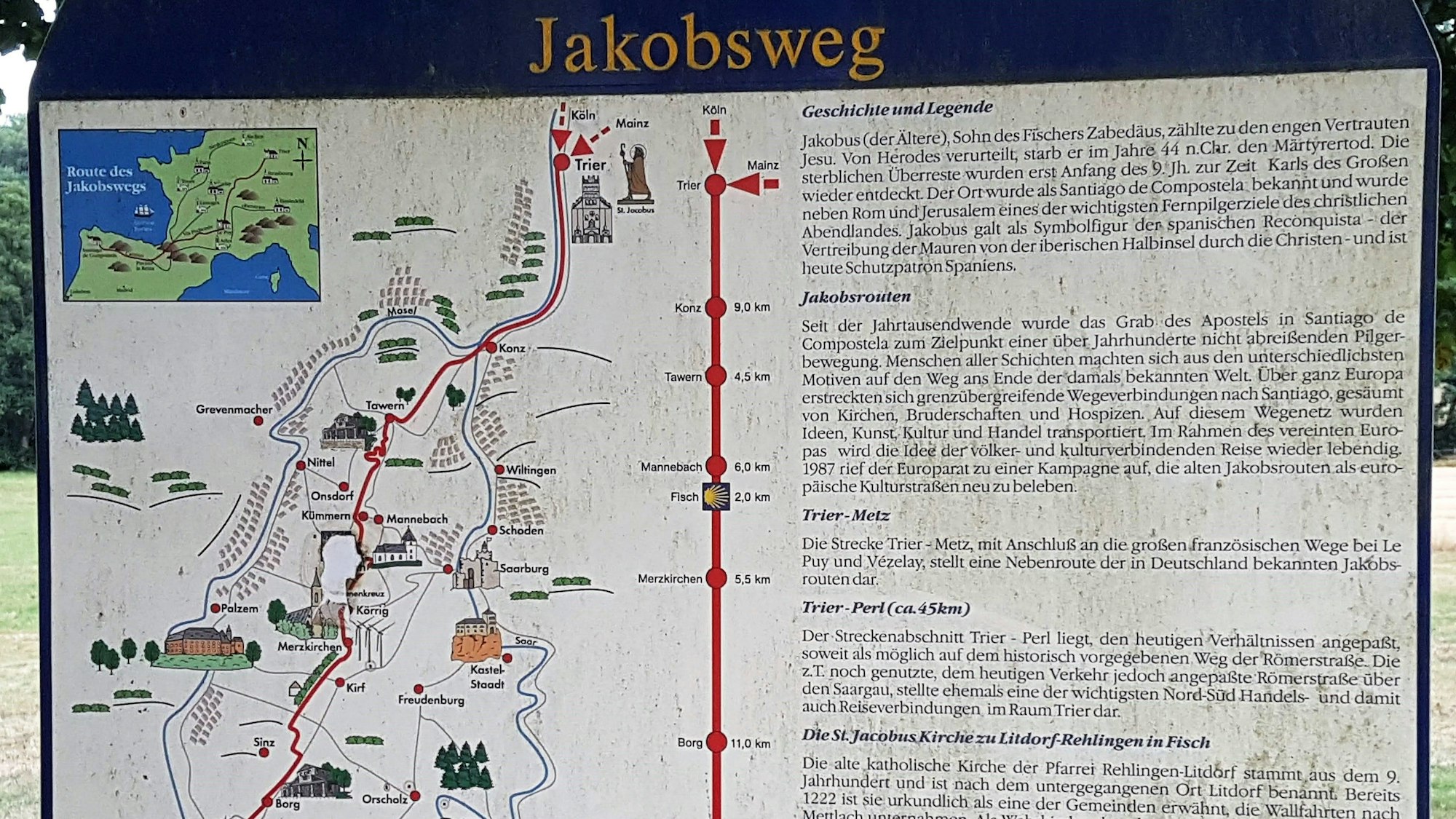 Eine Informationstafel zeigt den Jakobsweg an.