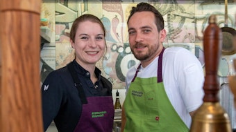 Sonja Baumann und Erik Scheffler aus dem Neobiota stehen nebeneinander in der Küche