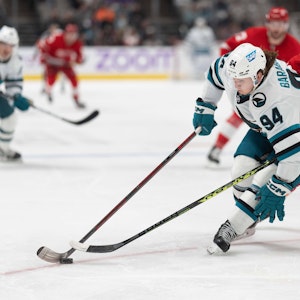 Detroit-Star Moritz Seider (r.) versucht Alexander Barabanov von den San Jose Sharks den Puck abzunehmen.