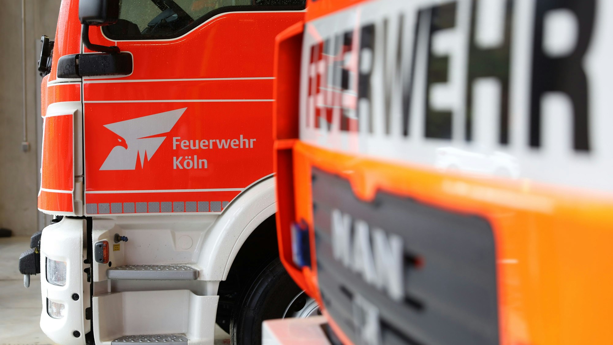 Autos mit Emblem der Feuerwehr Köln