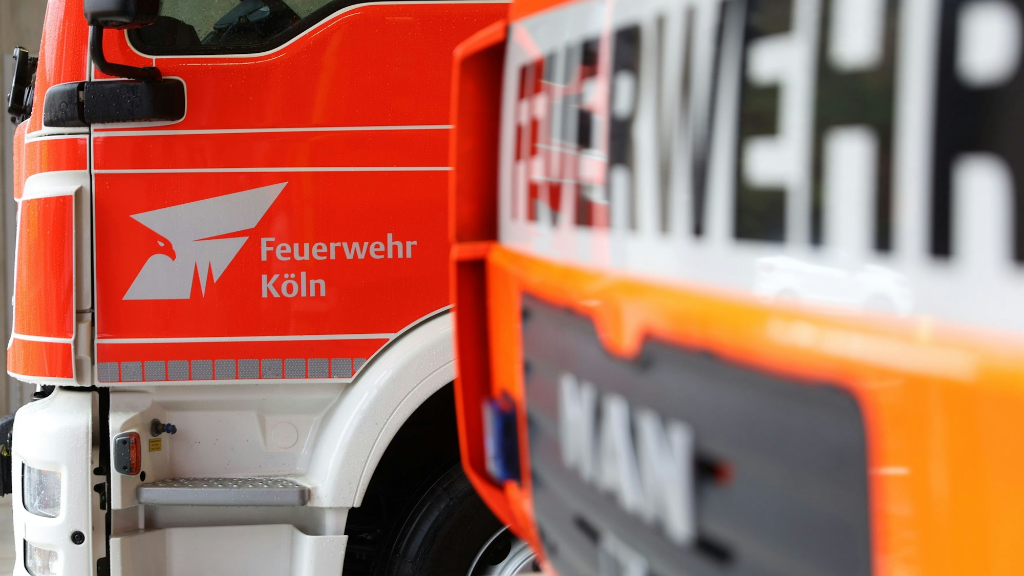 Autos mit Emblem der Feuerwehr Köln.