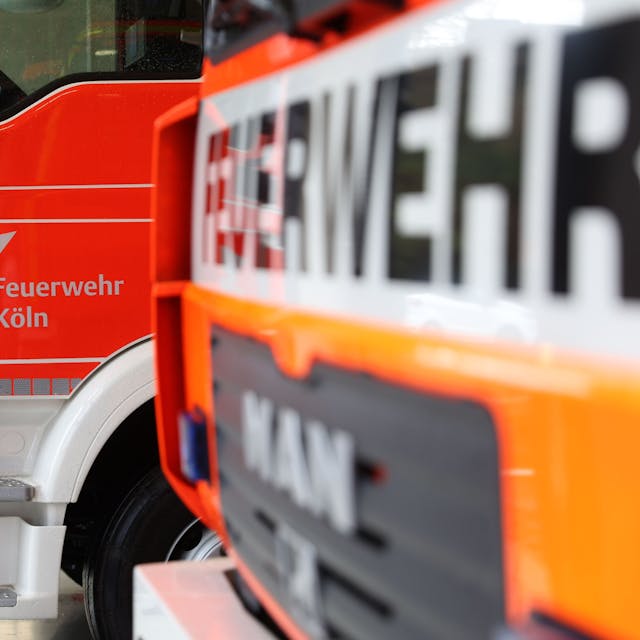 Köln: 
Autos mit Emblem der Feuerwehr Köln