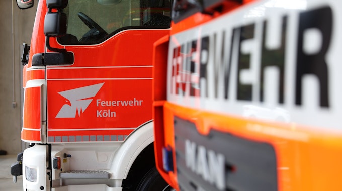 Köln: 
Autos mit Emblem der Feuerwehr Köln