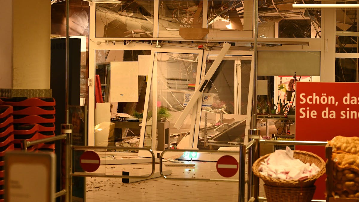 Ein Geldautomat in einem Supermarkt wurde gesprengt, auch Teile der Decke wurden beschädigt, Plastikverkleidungen und Kabel hängen herunter.&nbsp;