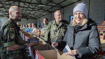 Rundschau-Volontärin Kaja Hempel (r.) packt zusammen mit Soldatinnen und Soldaten aus der Kaserne die Pakete für die Rundschau-Altenhilfe.
