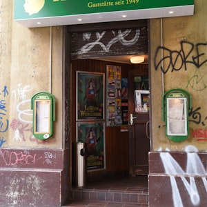 Blick auf den Eingang der Gastronomie „Oma Kleinmann“ auf der Zülpicher Straße