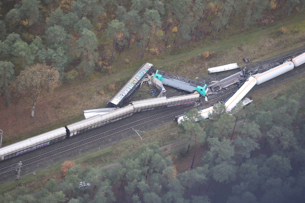 Zwei Güterzüge liegen nach einer Kollision an einer Bahnstrecke im Landkreis Gifhorn (Luftaufnahme). Bei dem Unglück in Niedersachsen wurden mehrere Waggons beschädigt.