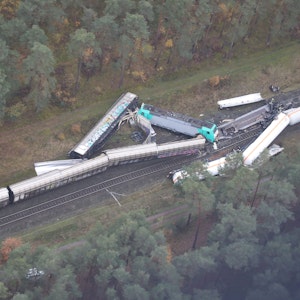 Zwei Güterzüge liegen nach einer Kollision an einer Bahnstrecke im Landkreis Gifhorn (Luftaufnahme). Bei dem Unglück in Niedersachsen wurden mehrere Waggons beschädigt.