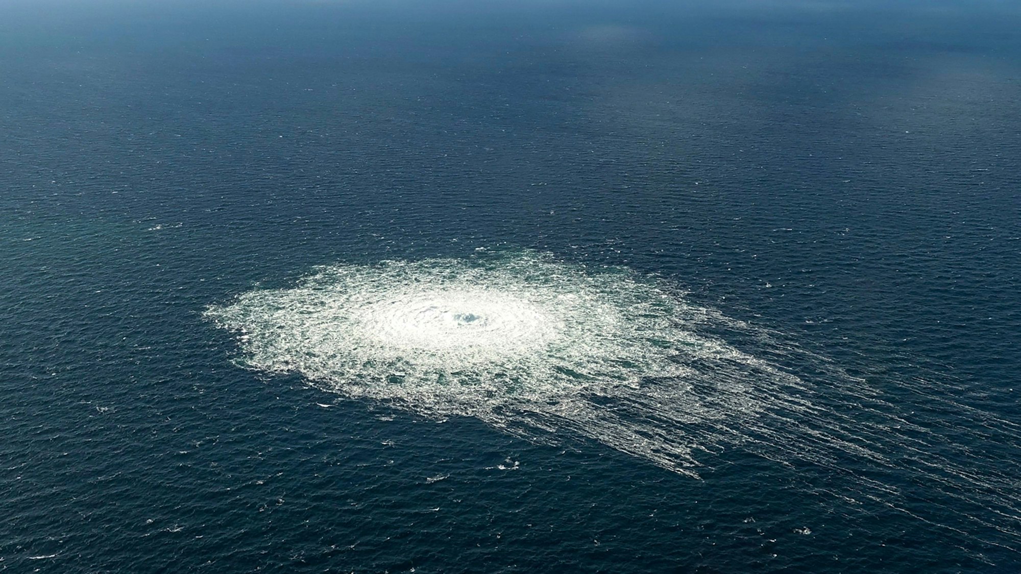 Ende September waren Blasen und Strudel auf der Wasseroberfläche über einem Gasleck in der Ostsee zu sehen. (Archivbild)