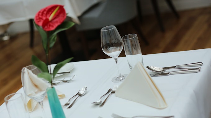 Ein eingedeckter Tisch wartet in einem&nbsp;Restaurant auf Gäste.