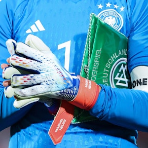 Deutschlands Torhüter und Kapitän Manuel Neuer trägt die Kapitänsbinde mit der Aufschrift „One Love“.
