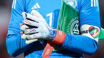 Deutschlands Torhüter und Kapitän Manuel Neuer trägt die Kapitänsbinde mit der Aufschrift „One Love“.