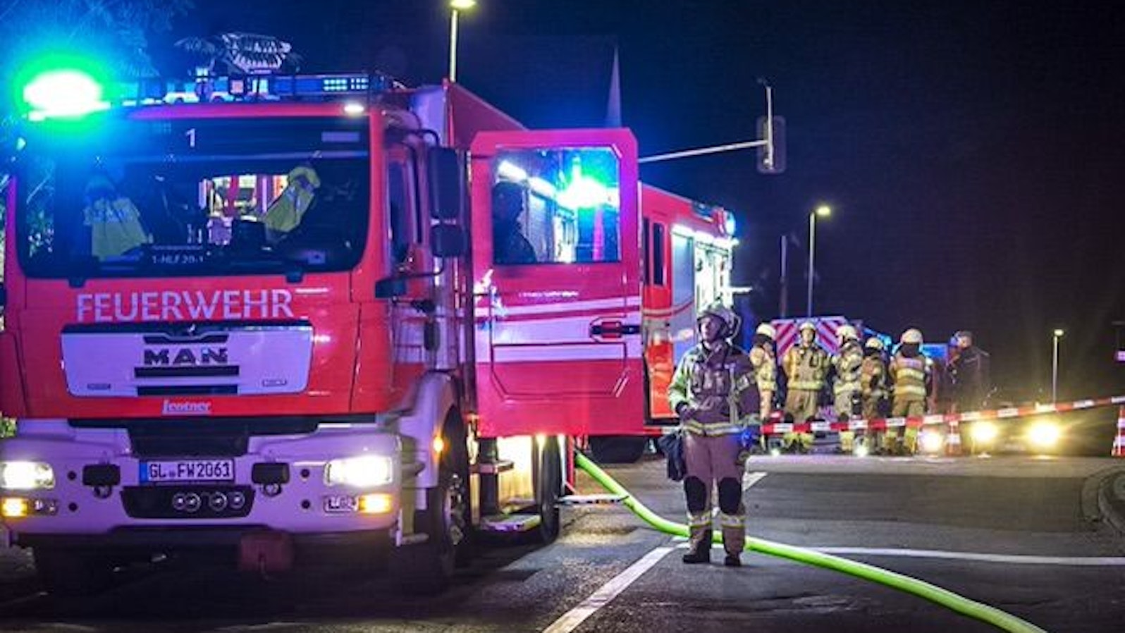 Feuerwehrleute haben die Straße an der Einsatzstelle im Bergisch Gladbacher Stadtteil Gronau abgesperrt.