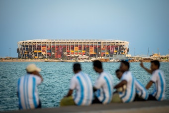 15.11.2022, Doha Katar Fans aus Argentinien schauen auf das Stadion 974 in Doha. Moritz Müller