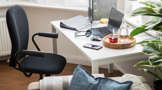 Ein Home-Office Arbeitsplatz mit Laptop.