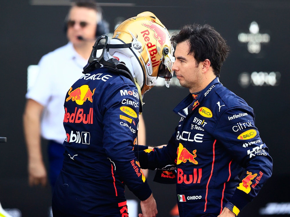 Red-Bull-Fahrer Sergio Perez (r.) klatscht seinen Teamkollegen Max Verstappen ab.