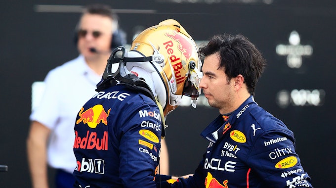 Red-Bull-Fahrer Sergio Perez (r.) klatscht seinen Teamkollegen Max Verstappen ab.