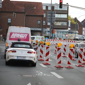 Die Einfahrt in die Kölner Waldstraße ist von der großen Kreuzung in Urbach (Frankfurter Straße/Kaiserstraße/Waldstraße) für mehrere Monate nicht möglich. Der Energieversorger Rheinenergie erneuert Stromkabel. Drei Autos stehen an einer roten Ampel. Auf dem mittleren der drei Fahrstreifen ist eine Baustelle.