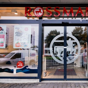 Blick auf ein Rossmann-Geschäft: Sowohl dort als auch bei Edeka sind derzeit einige Produkte nur noch eingeschränkt verfügbar.