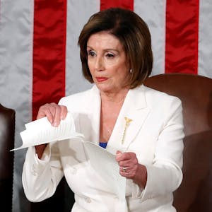 Nancy Pelosi, demokratische Vorsitzende des Repräsentantenhauses, zerreißt das Redemanuskript von Donald Trump. Sie trägt einen weißen Blazer und blickt ernst.