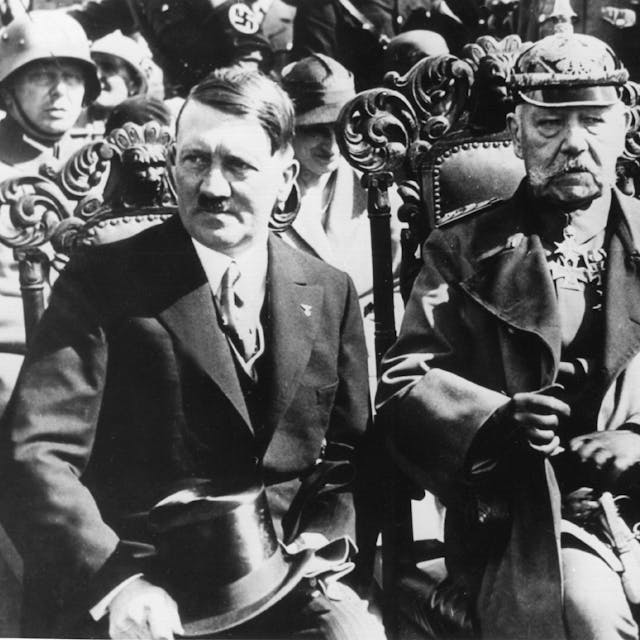 Hitler und Hindenburg im ‚Reichsehrenmal‘ in Tannenberg am 27. August 1933.