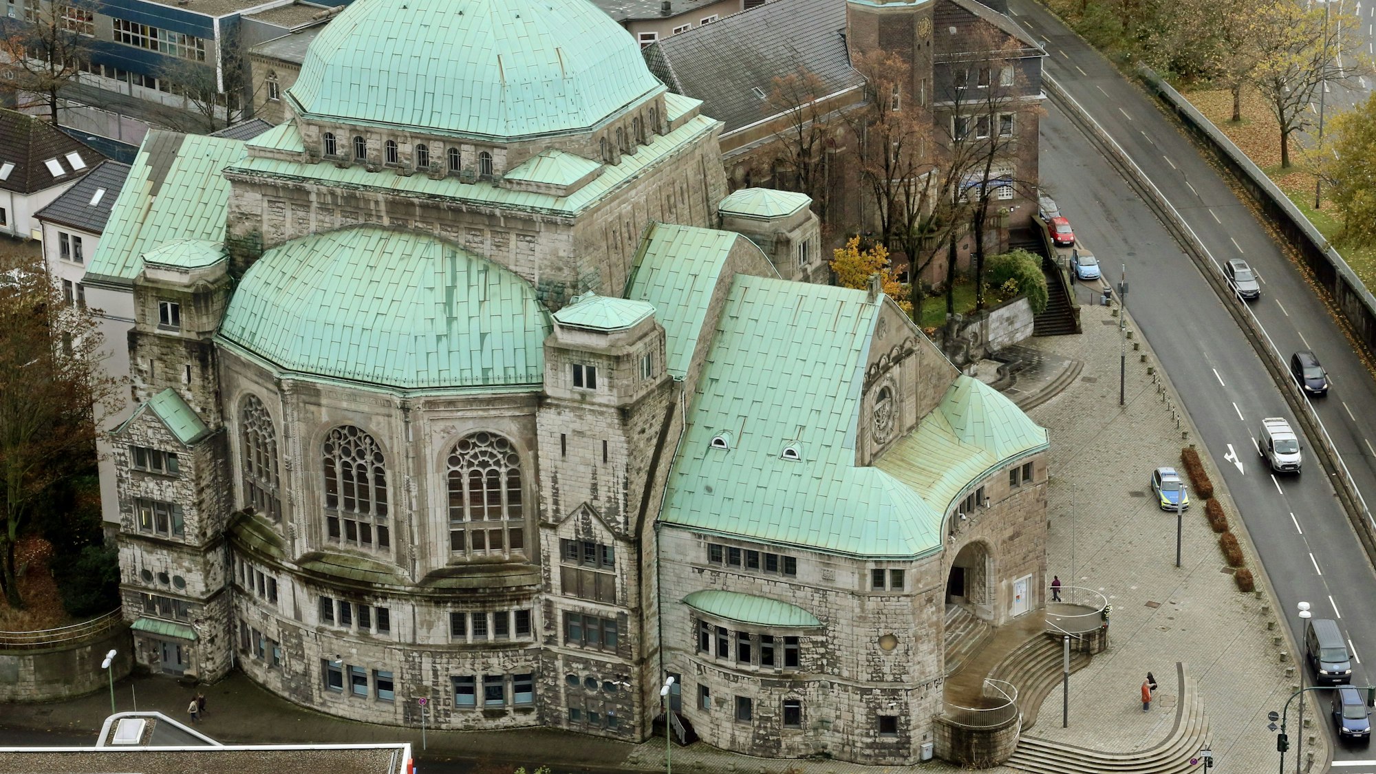 Die „Alte Synagoge“ in Essen, einer der größten freistehenden Synagogenbauten Europas aus der Luft.