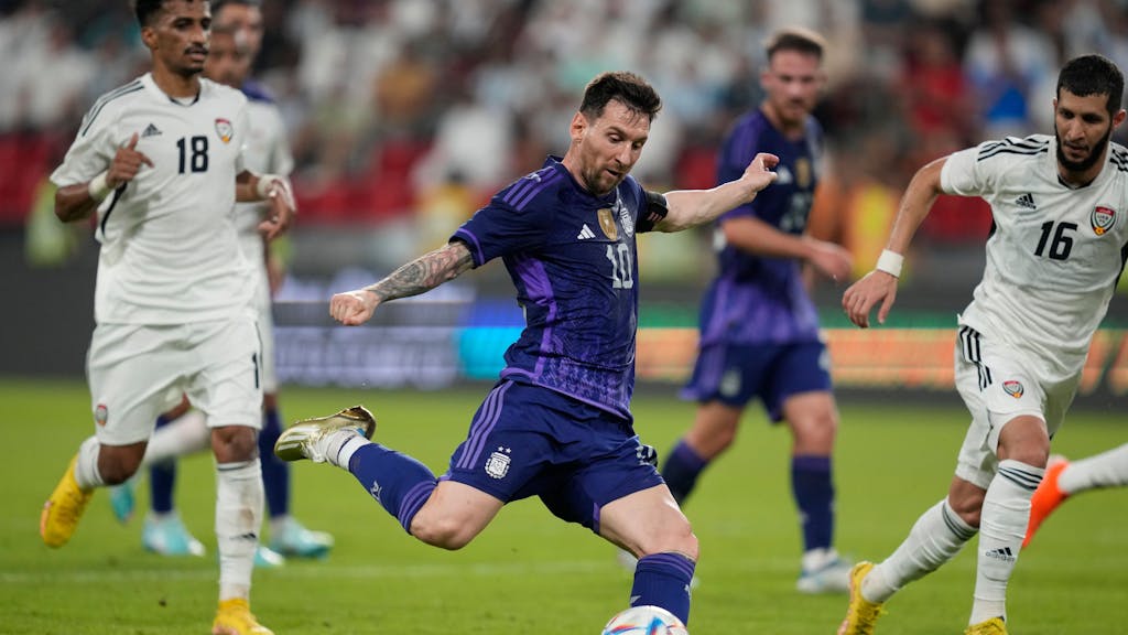 V. Arab. Emirate - Argentinien: Der argentinische Nationalspieler Lionel Messi (M) erzielt den Treffer zum 0:4.