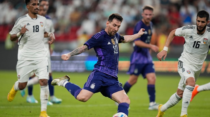 V. Arab. Emirate - Argentinien: Der argentinische Nationalspieler Lionel Messi (M) erzielt den Treffer zum 0:4.