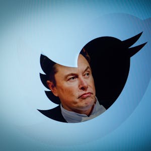 Twitter-Chef Elon Musk ist in einer Fotomontage innerhalb des Twitter-Logos, einem blauen Vogel, abgebildet.