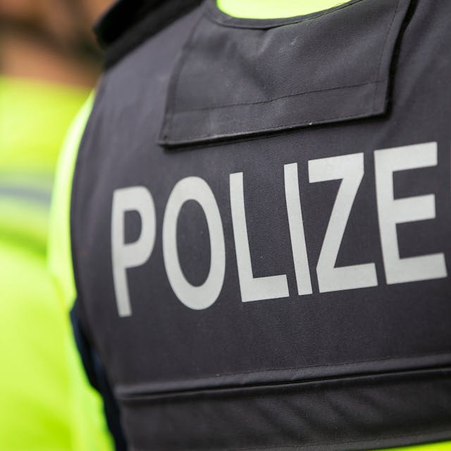 Ein Kölner Polizist im Einsatz (Symbolbild)