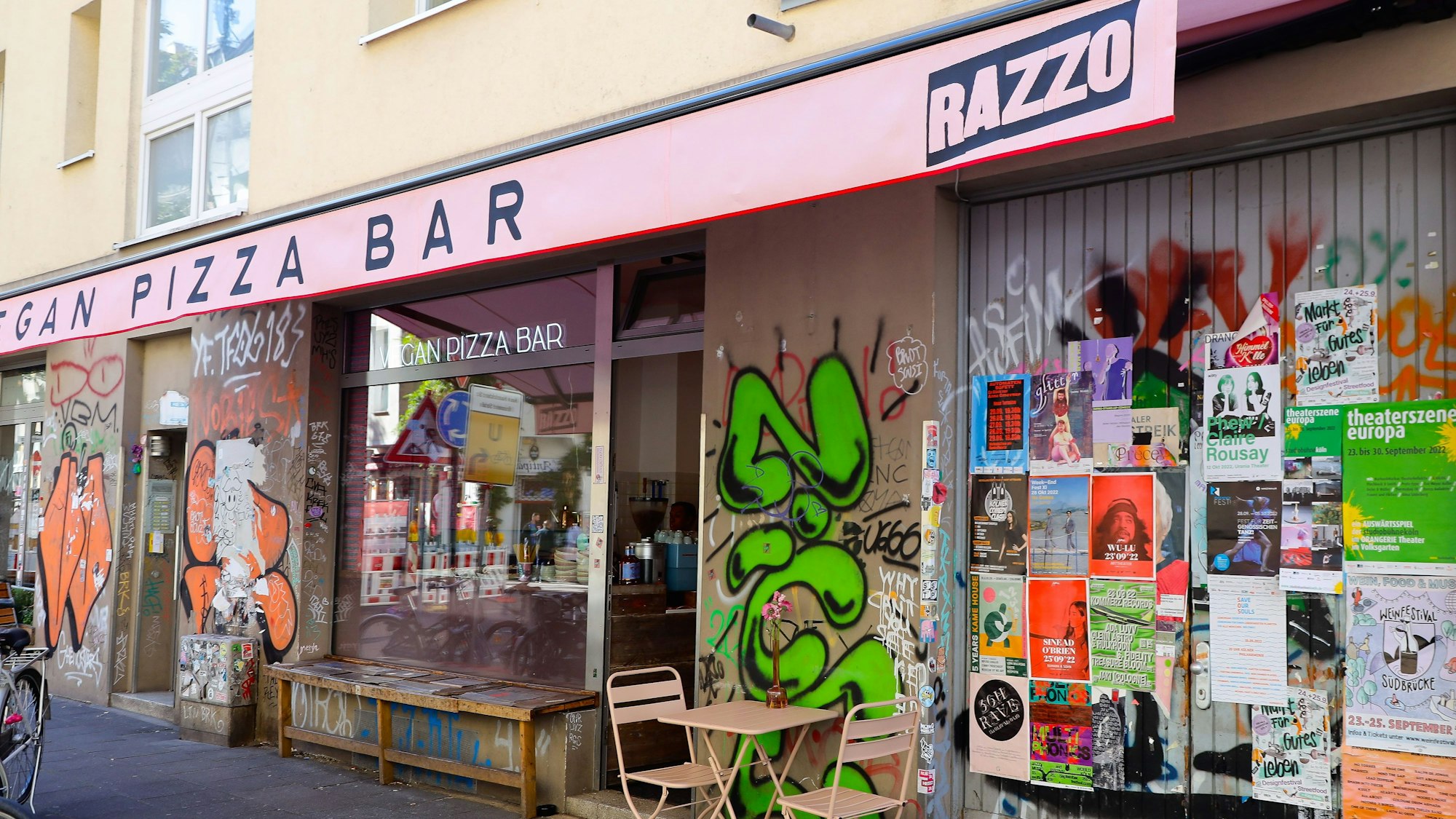 Außenaufnahme der veganen Pizzeria Razzo in der Antwerpener Straße in Köln