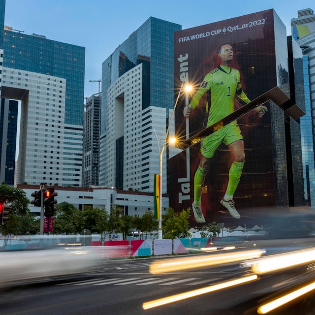 Überlebensgroß: Die WM-Werbung in Katar, hier ein Plakat in Doha West Bay, das Manuel Neuer zeigt. Foto: Moritz Müller