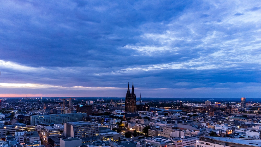 Dunkle Wolken über der Skyline von Köln.