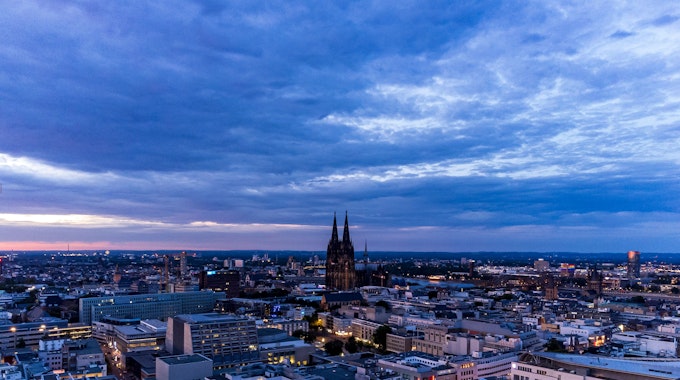 Dunkle Wolken über der Skyline von Köln.