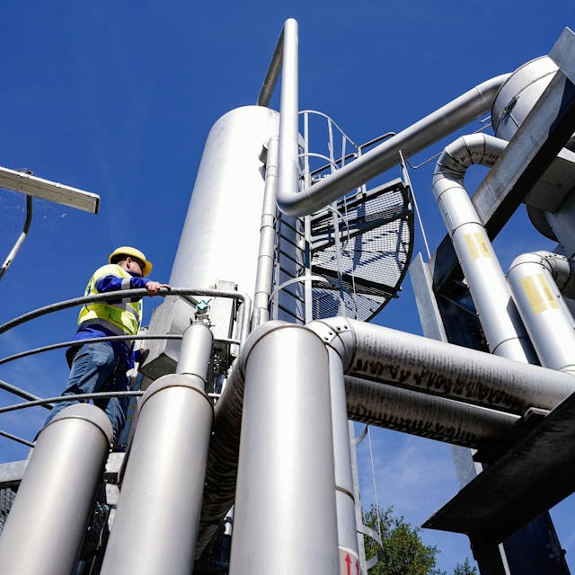 Rheinland-Pfalz, Frankenthal: Ein Mitarbeiter steht auf dem Gelände eines Gasspeichers auf einer Absorber-Anlage.