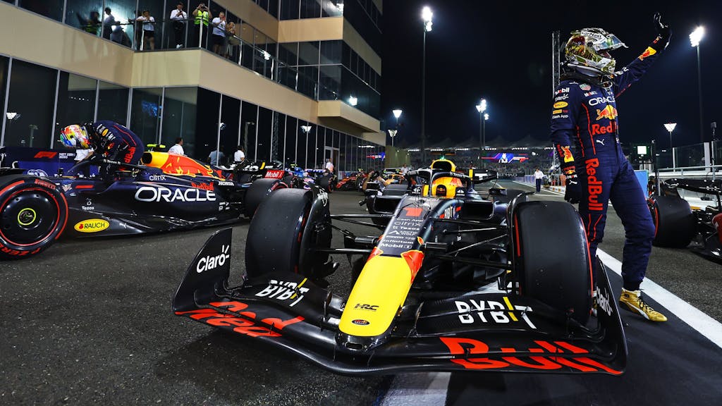 Max Verstappen (Niederland) winkt in Abu Dhabi Richtung Fans und Team.&nbsp;
