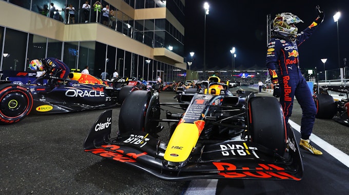 Max Verstappen (Niederland) winkt in Abu Dhabi Richtung Fans und Team.