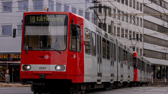 Eine Bahn der Linie 18 am Barbarossaplatz in Köln.