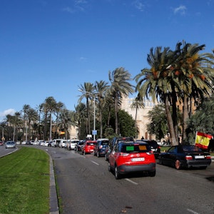 Autos auf einer Straße in Palma de Mallorca im Januar 2021.