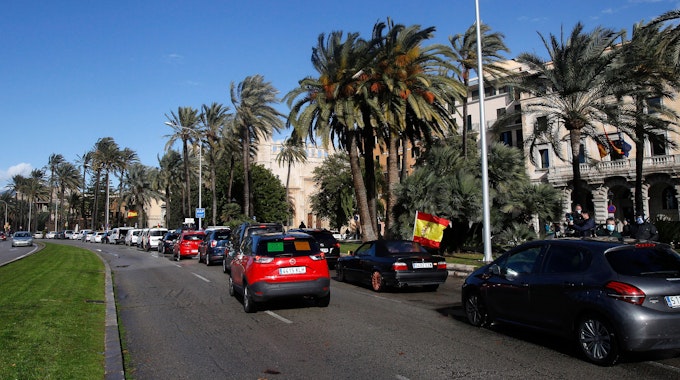 Autos auf einer Straße in Palma de Mallorca im Januar 2021.