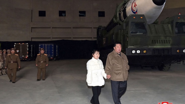Nordkoreas Diktator Kim Jong-un Hand in Hand mit seiner Tochter bei der Besichtigung einer Raketenbasis am 18. November 2022. Es ist das erste Mal, das Kim seine Tochter der Öffentlichkeit präsentierte.
