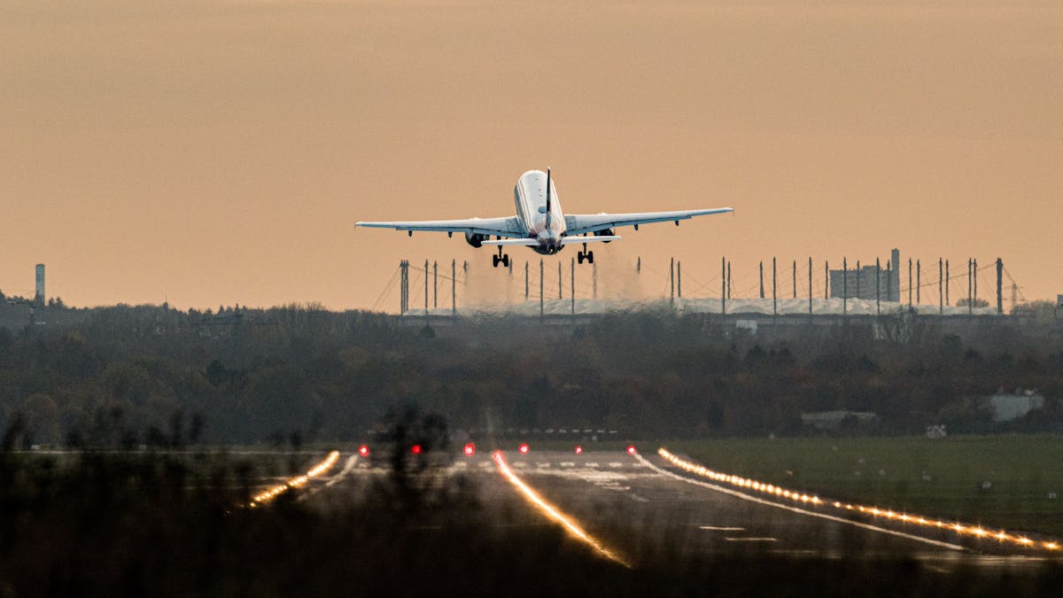 Ein Flugzeug hebt am 11. November 2020 an einem Flughafen in die Luft ab.