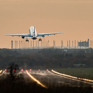 Ein Flugzeug hebt am 11. November 2020 an einem Flughafen in die Luft ab.