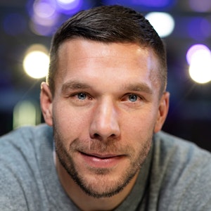 Lukas Podolski blickt in die Kamera.