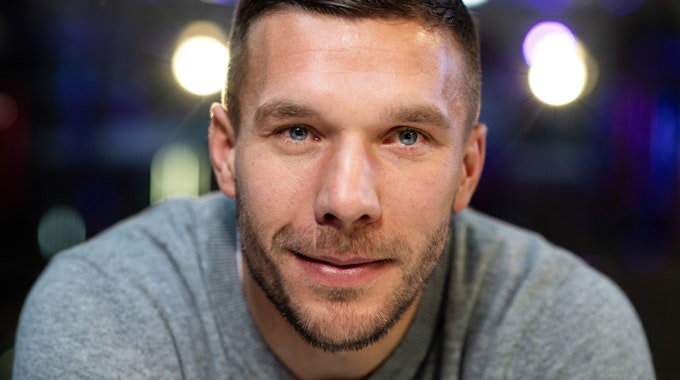 Lukas Podolski blickt in die Kamera.