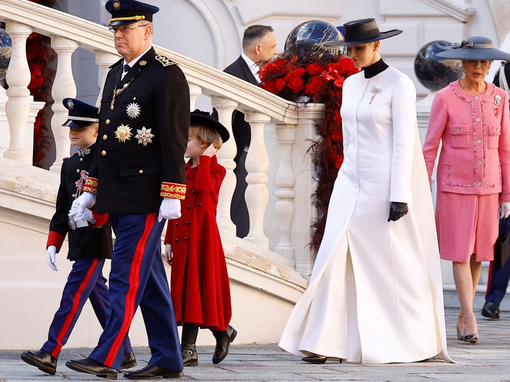 Fürst Albert II. geht mit seinem Sohn Prinz Jacques an der Hand vor seiner Tochter Gabriella und Fürstin Charlène von Monaco, während Prinzessin Caroline von Hannover ihnen bei den Feierlichkeiten zum Nachtionalfeiertag folgt.