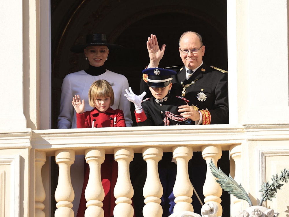 Die Fürstenfamilie winkt vom Balkon. Charlène und Albert II. von Monaco mit ihren Zwillingen Jacques und Gabriella.