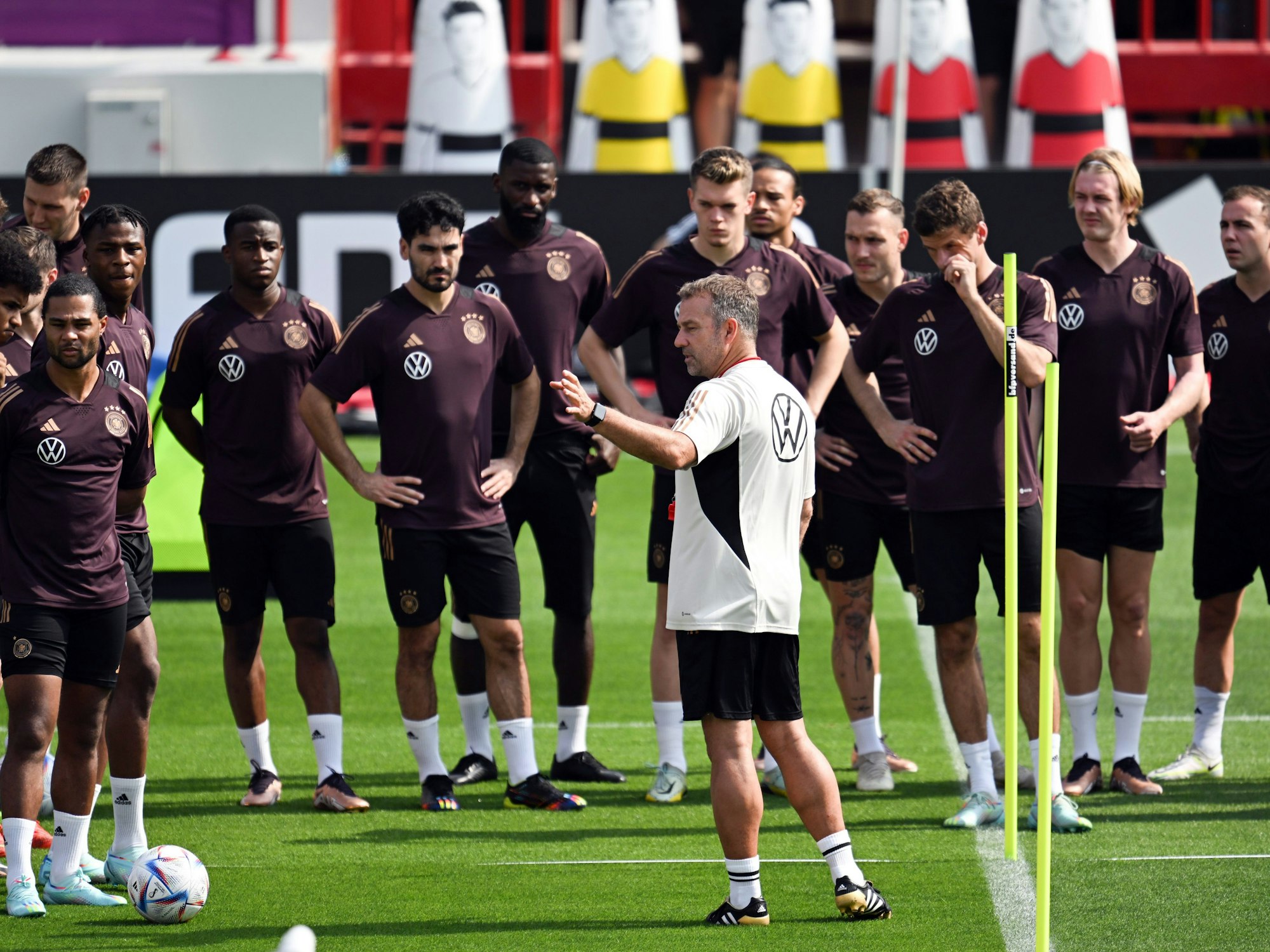 Vorbereitung auf die WM in Katar: Die deutsche Nationalmannschaft beim Training im Al-Shamal Stadion.