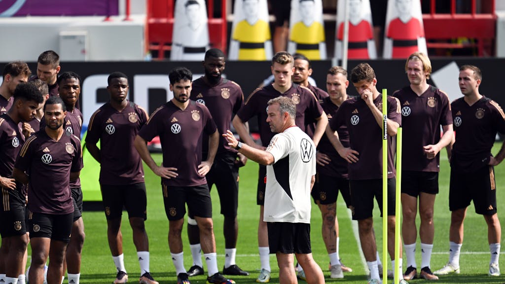 Vorbereitung auf die WM in Katar: Die deutsche Nationalmannschaft beim Training im Al-Shamal Stadion.