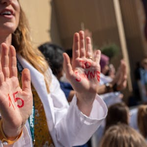 Eine Teilnehmerin bei einer Demonstration für das 1,5 Grad Ziel von Ärzten und Medizinstudenten aus mehreren Ländern beim UN-Klimagipfel COP27 hat sich mit roter Farbe „1.5 to survive“ auf die Hände gemalt.&nbsp;